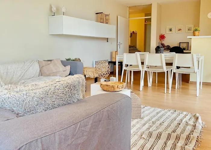 Ruim, Lichtrijk Appartement Met Groot Terras Uitstekend Gelegen In De Panne